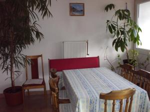 "ハルカーニャ"にあるHeppházのベッドルーム(テーブル、椅子、植物付)