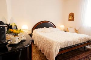 um quarto com uma cama e uma mesa com flores em Room Cavour, nearby Cinqueterre em La Spezia