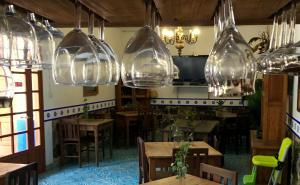 un ristorante con bicchieri di vino appesi al soffitto di Hostal Plaza Central a Tetela de Ocampo