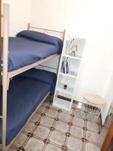シラクーサにあるVilla Del Mediterraneoのベッドルーム1室(二段ベッド2組付)が備わります。