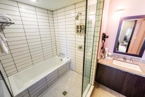 Vannituba majutusasutuses Hotel at the Lafayette Trademark Collection by Wyndham