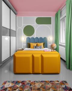 1 dormitorio con cama amarilla y cortinas verdes en Lucifer Apartment, en Budapest