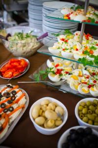 una mesa cubierta con platos de comida y tazones de comida en Bellamonte Aparthotel en Zakopane