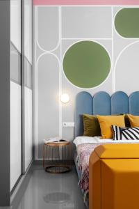 ブダペストにあるLucifer Apartmentのベッドルーム1室(青いヘッドボード付きのベッド1台付)