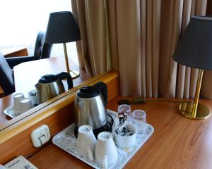 Příslušenství pro přípravu čaje a kávy v ubytování Hotel Orion Várkert