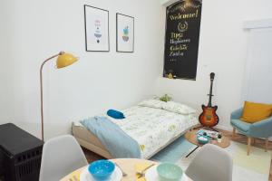 ブダペストにあるSelf check-in Cozy Stylish Flat by Vaci Streetのベッドルーム1室(ベッド1台、テーブル、椅子付)