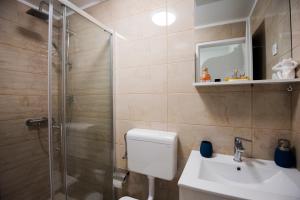 Koupelna v ubytování IBIS Your Cosy Oasis With Private Parking and Patio + 25 fotografií
