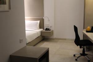 Rúm í herbergi á Keys Lite by Lemon Tree Hotels, Mayfield, Gurgaon