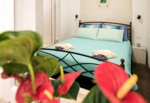 Postel nebo postele na pokoji v ubytování IBIS Your Cosy Oasis With Private Parking and Patio