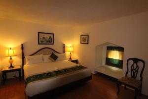 1 dormitorio con 1 cama grande y chimenea en Mansion Havre, en Ciudad de México