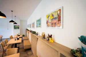 Reštaurácia alebo iné gastronomické zariadenie v ubytovaní BIVIO hotel