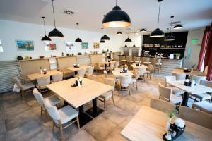 Reštaurácia alebo iné gastronomické zariadenie v ubytovaní BIVIO hotel