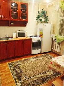 kuchnia z lodówką i kuchenką mikrofalową w obiekcie Tiraspol Apartments w Tyraspolu
