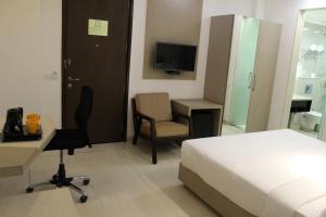 Sjónvarps- og/eða afþreyingartæki á Keys Lite by Lemon Tree Hotels, Mayfield, Gurgaon