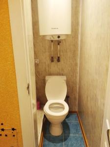 ein kleines Bad mit einem weißen WC mit einem Tank in der Unterkunft Tiraspol Apartments in Tiraspol