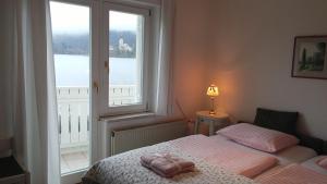 Voodi või voodid majutusasutuse B&B Pletna a Double Lake-View Room toas