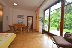 Televízia a/alebo spoločenská miestnosť v ubytovaní Gartenapartment