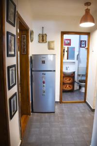cocina con nevera y baño con lavamanos en Apartament Anca, en Timisoara 20 fotos más