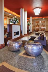 um átrio com duas grandes taças de metal no chão em Hotel at the Lafayette Trademark Collection by Wyndham em Buffalo