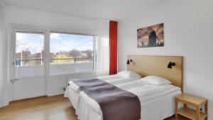 Letto o letti in una camera di Strand Hotell Borgholm