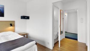 Letto o letti in una camera di Strand Hotell Borgholm