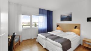Letto o letti in una camera di Strand Hotell Borgholm