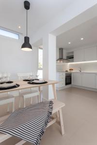 Seaview flat with Sunny Balcony - Central Marbellaにあるキッチンまたは簡易キッチン