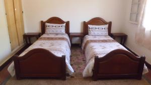 two beds sitting next to each other in a room at Chalet de la montagne in Ifrane