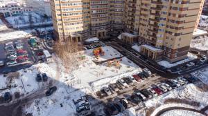 ムイティシにあるВаша Зона Комфорта на Колпакова 29の雪上駐車場の空中眺望