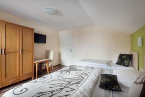 sypialnia z 2 łóżkami, szafką i biurkiem w obiekcie Chalet Jagdhof w mieście Sankt Johann im Pongau
