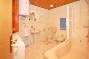 Koupelna v ubytování Apartman Elena + 15 fotografií