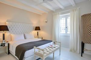 una camera con un letto bianco e una finestra di Old Town Luxury Suites 'Princess' a Città di Corfù