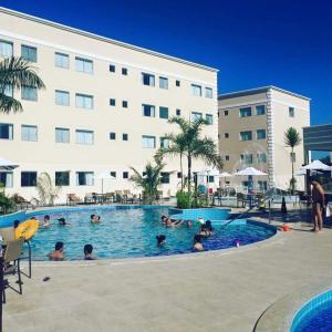 - un groupe de personnes dans une piscine à côté d'un hôtel dans l'établissement Encontro das Águas Thermas Resort, à Caldas Novas 9 autres photos