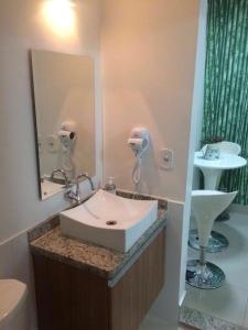 une salle de bain avec un lavabo et un miroir dans l'établissement Encontro das Águas Thermas Resort, à Caldas Novas