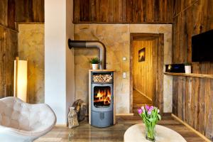 庫羅特奧伊賓的住宿－Red Rock Resort，带壁炉的客厅配有炉灶