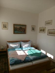 - une chambre avec un lit et des oreillers dans l'établissement apartricanova, à Prague