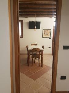 - une salle à manger avec une table et des chaises dans l'établissement Corte dei Bari, à Venise