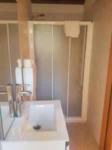un bagno con un lavandino bianco e una doccia di Corte dei Bari a Venezia Altre 19 foto