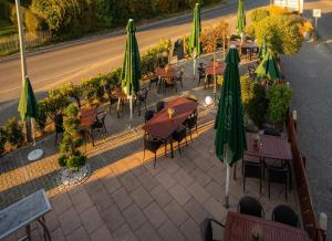 uitzicht op een restaurant met tafels en parasols bij Gasthaus zur Alten Post in Hemmenhofen