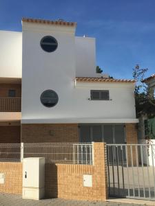 um edifício com uma torre de relógio em cima em Villa de vacances 3 chambres et 6 couchages max. à proximité de mer à Praia Verde Algarve em Monte Gordo