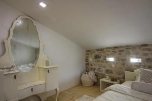 een slaapkamer met een bed en een grote spiegel bij ADORA in Motovun