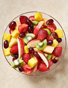 牛頓史都華的住宿－克里橋別墅酒店，一大碗水果,包括草莓、 ⁇ 猴桃瓜和葡萄