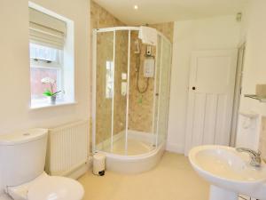 Bilik mandi di Lyndale House - Exclusive use, self catering, fpventures Stroud