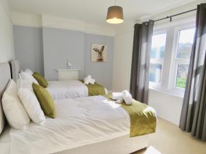 A bed or beds in a room at Lyndale House - Exclusive use, self catering, fpventures Stroud