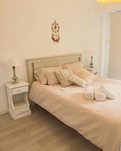 a bedroom with a bed with two towels on it at Cuatro Estaciones in San Carlos de Bariloche