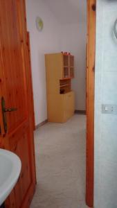 Habitación con baño con lavabo y puerta. en Budoni Apartments, en Budoni 37 fotos más