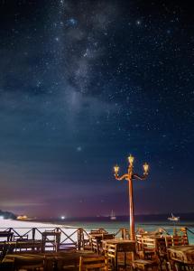 una noche estrellada con una cruz de madera en la playa en Langi Langi Beach Bungalows, en Nungwi