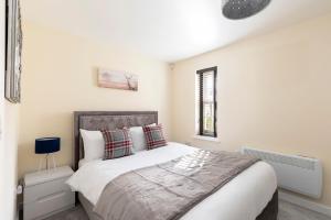 
A bed or beds in a room at Ground Floor 2 Bedroom Town Centre Apartment
