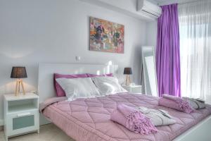 - une chambre avec un lit violet et des rideaux violets dans l'établissement Downtown Glyfada smart apartment, à Athènes