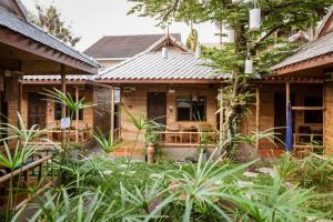 una casa con un giardino davanti di Boutique Hotel & Restaurant, Jaidee Bamboo Huts a Chiang Mai